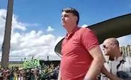 Bolsonaro discursa para manifestantes que fizeram ato em Brasília pela intervenção militar