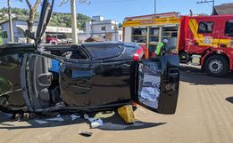Capotamento de veículo deixa idosos feridos em Quilombo