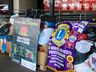 Imperial Supermercados distribui peças de roupas e uma tonelada de alimentos
