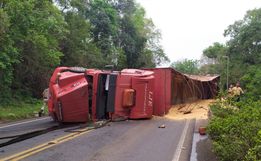 Carreta tomba, deixa motorista ferido e interdita rodovia