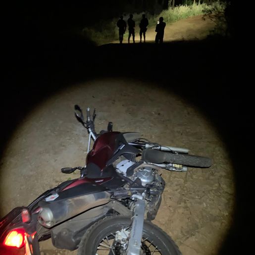Motociclista foge da PM, abandona moto e se esconde em mata no Bairro Santa Rita, em SMO
