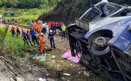 Sobe para 19 número de mortos em acidente com ônibus em MG