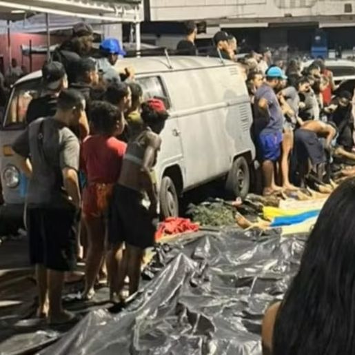 Moradores levam 55 corpos à praça na Penha após operação policial no RJ