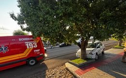 Homem colide carro em árvore no bairro São Luiz, em São Miguel do Oeste