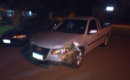 Jovem sofre ferimentos ao colidir moto contra carro e caminhão