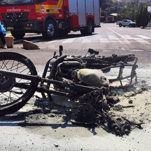 Motocicleta é totalmente destruída por incêndio após colisão contra veículo