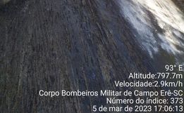 Carreta tomba e derrama óleo diesel na PR-180  