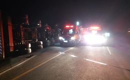 Carreta tem falha mecânica e acaba tombando na BR-282 em Iraceminha