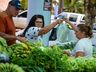 Feirantes iniciam comercialização de produtos na Área coberta da Praça Central 