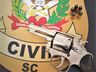 Polícia apreende arma de fogo e droga em operação
