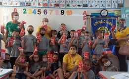 Lions entrega kits de higiene bucal em Guarujá do Sul