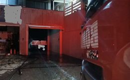 Incêndio em garagem destrói dois carros e uma moto em Itapiranga
