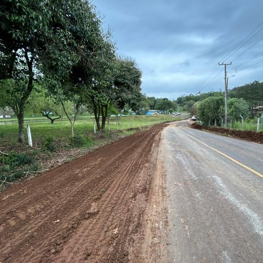 Prefeitura de SJCedro realiza reforma em ponto crítico da estrada de acesso à Linha Mariflor