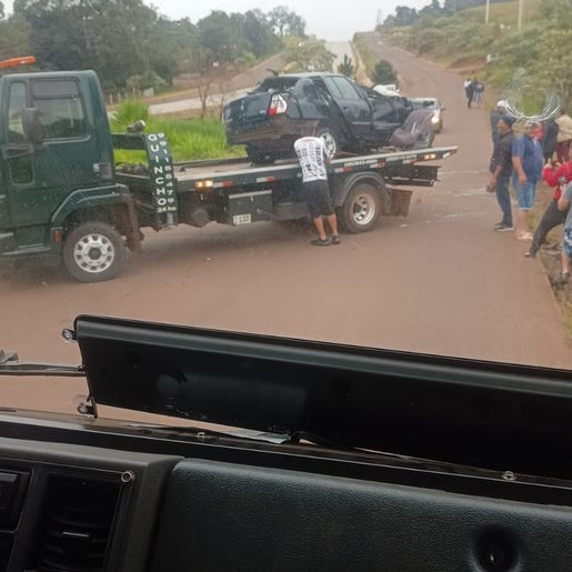 Motorista perde controle e carro cai em açude em São José do Cedro
