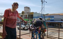 Gaúcho que viaja o Brasil com uma bicicleta Monark chega a Iporã do Oeste