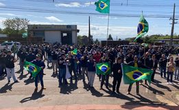 VÍDEO: Grupo realiza caminhada até o 14º RCMec em SMOeste