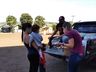 Grupo de voluntários realiza entrega de cestas de páscoa