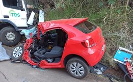 Jovem morre em colisão entre carro e caminhão na BR-282 