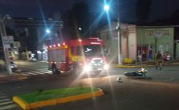 Colisão entre carro e motocicleta deixa pessoa ferida