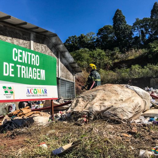 VÍDEO: Incêndio destrói materiais recicláveis da ACOMAR 