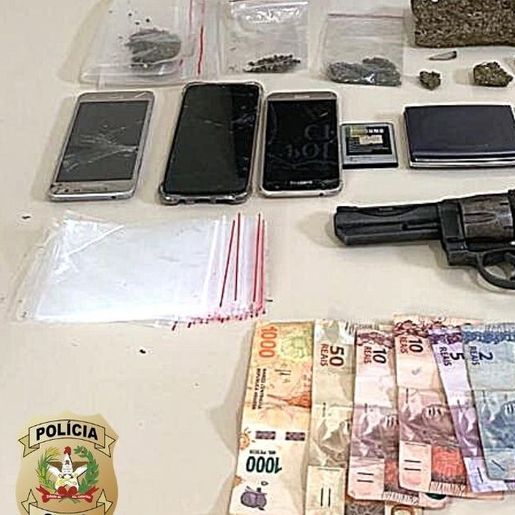 Polícia aprende drogas, dinheiro e arma em casa de adolescente
