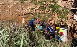 Caminhão carregado de madeira capota em rodovia de SMOeste e deixa dois feridos