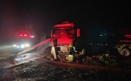 Carreta saí da pista e colide com postes na BR 163, em Dionísio Cerqueira