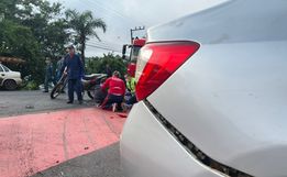 Colisão entre carro e moto deixa um ferido no centro de São Miguel do Oeste