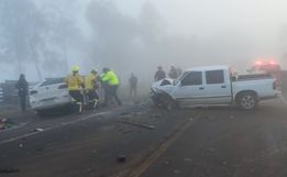 Colisão entre carro e caminhonete deixa vítima presa às ferragens na SC-163