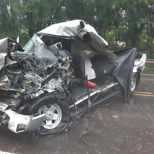 Casal morre em colisão entre caminhonete e caminhão na BR-282 em Iraceminha 