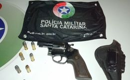 Homem embriagado é preso com arma ao ameaçar família em Sul Brasil