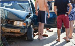 VÍDEO: condutor embriagado bate em três carros estacionados e em residência 
