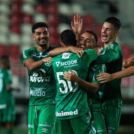 Chape goleia o Joinville fora de casa e se isola na liderança do estadual