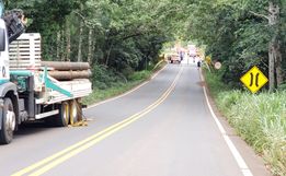 Carga se desprende de caminhão, atinge carro e mata duas pessoas na SC-283