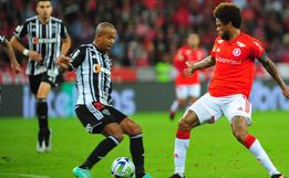 Inter naufraga no 2º tempo e perde por 2 a 0 para o Atlético-MG