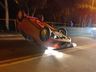 Motorista colide em carro estacionado, capota veículo e foge a pé