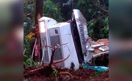VÍDEO: Tombamento de carreta deixa motorista ferido no interior de Guaraciaba