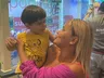 VÍDEO: menino entra em máquina de pelúcias em shopping no Rio de Janeiro