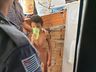 Vídeo mostra resgate de criança presa dentro de barril de ferro