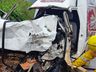 Colisão frontal entre carro e caminhão na BR-163 mobiliza bombeiros