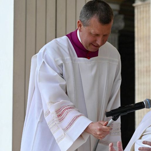 Papa Francisco faz aparição surpresa durante missa de Domingo de Ramos no Vaticano