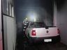 Incêndio em garagem destrói dois carros e uma moto em Itapiranga