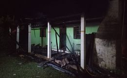 Casa de alvenaria é destruída por incêndio na região 