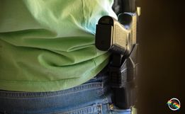 Homem atira em jovens após se irritar com bom dia