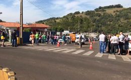 Homem invade creche, esfaqueia crianças e professores em Saudades