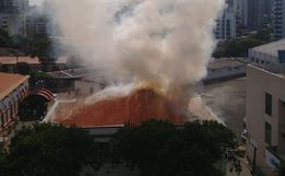 Incêndio no Centro Paroquial cria nuvem de fumaça de Chapecó