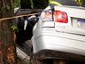 Homem sofre ferimentos graves após carro sair de pista e bater em árvore na BR-282