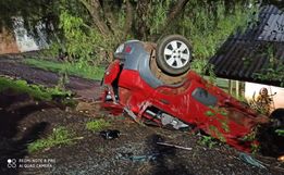 Veículo sai de pista, cai em barranco e quase atinge residência em SMOeste 