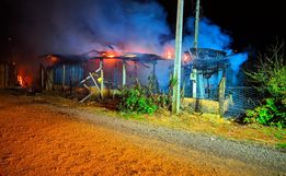 Casa fica destruída por incêndio na madrugada desta terça-feira 