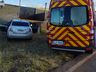 Mulher sofre ferimentos em colisão de carro contra caminhão